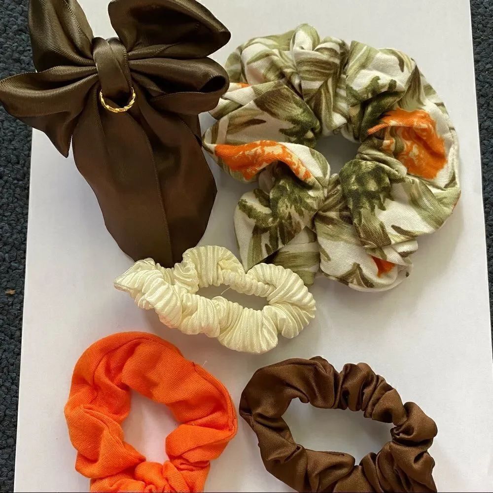 Set of 5 Hair Accessories - 1 Claw Clip, 4 Scrunchies